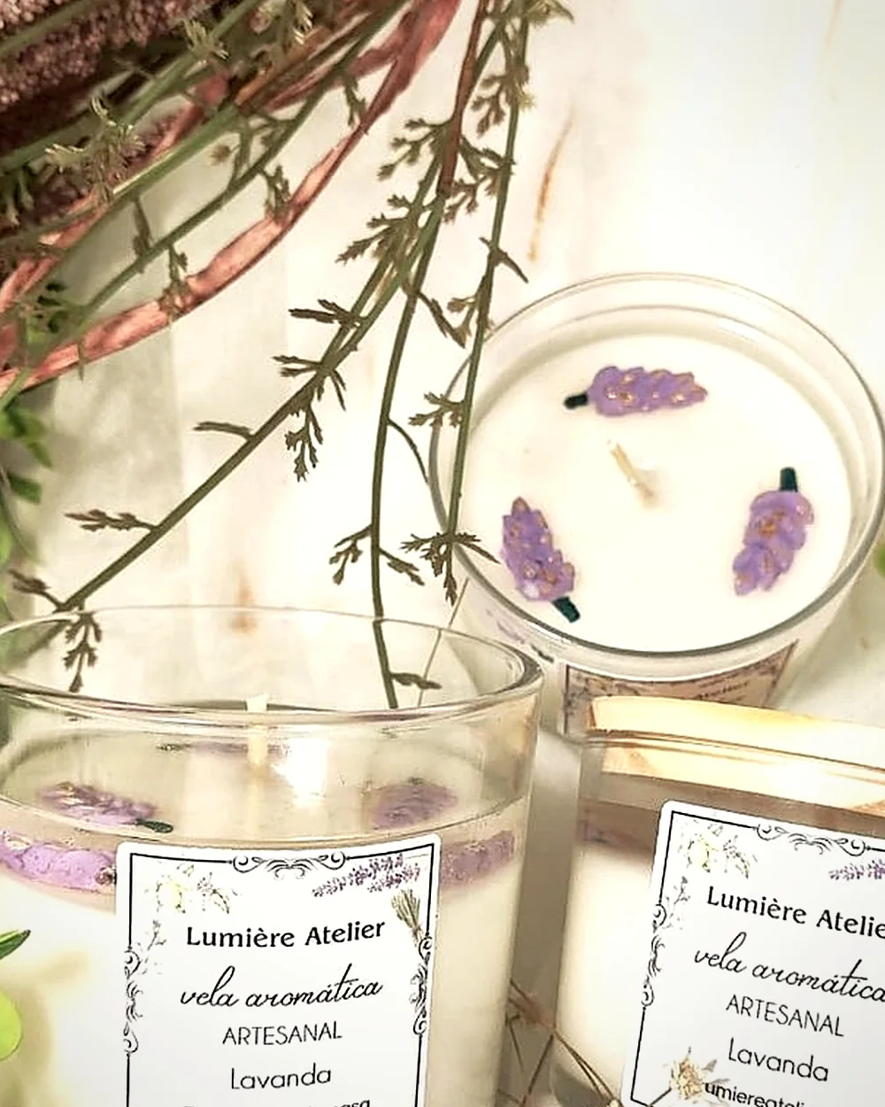 Velas artesanais Lumière Atelier com detalhes de lavanda